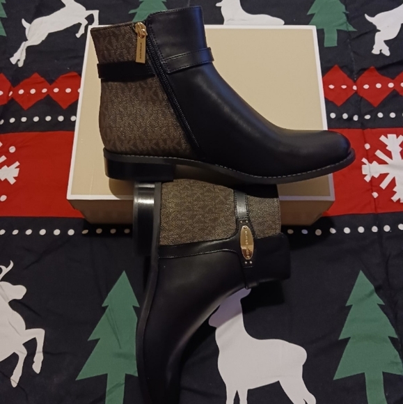 Michael Kors Finley Flat Leather Booties - Picture 8 of 12